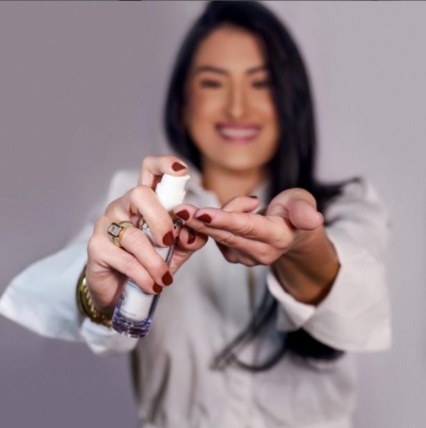 Micheli Barril com produto de skincare